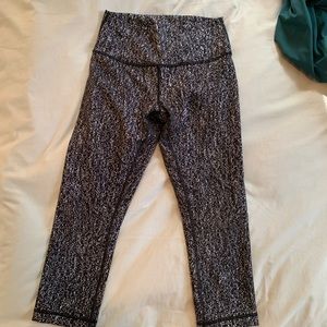Black and white lululemon leggings